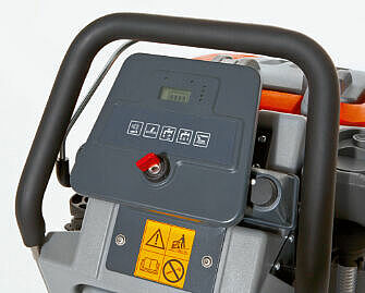 Einfache Bedienung einer Maschine zum Scheuersaugen. 