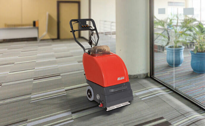 Nasssauger beim Reinigen von Teppich im Büro.