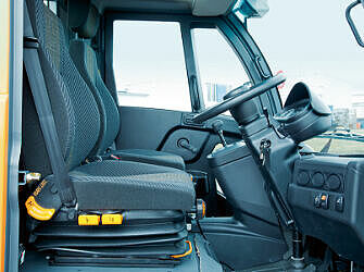 Kommunaler Lasten- und Geräteträger in Sonderausführung als Rechtslenker.