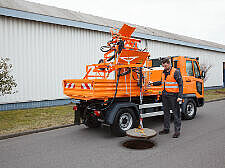 Geräteträger mit Gerät zum Saugen und Spülen für die Kanalreinigung.