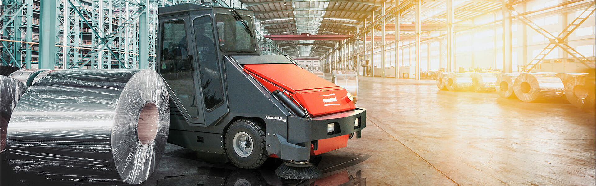 Motorkehrmaschine bei Reinigung und Einsatz in einer Lagerhalle.