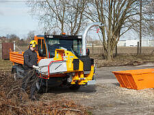 Lastenträger beim Entsorgen von Holz in einer Wald- und Parkanlage.