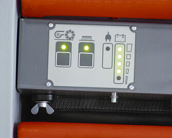 Anzeige einer handgeführten Kehrsaugmaschine für einfache Bedienung.