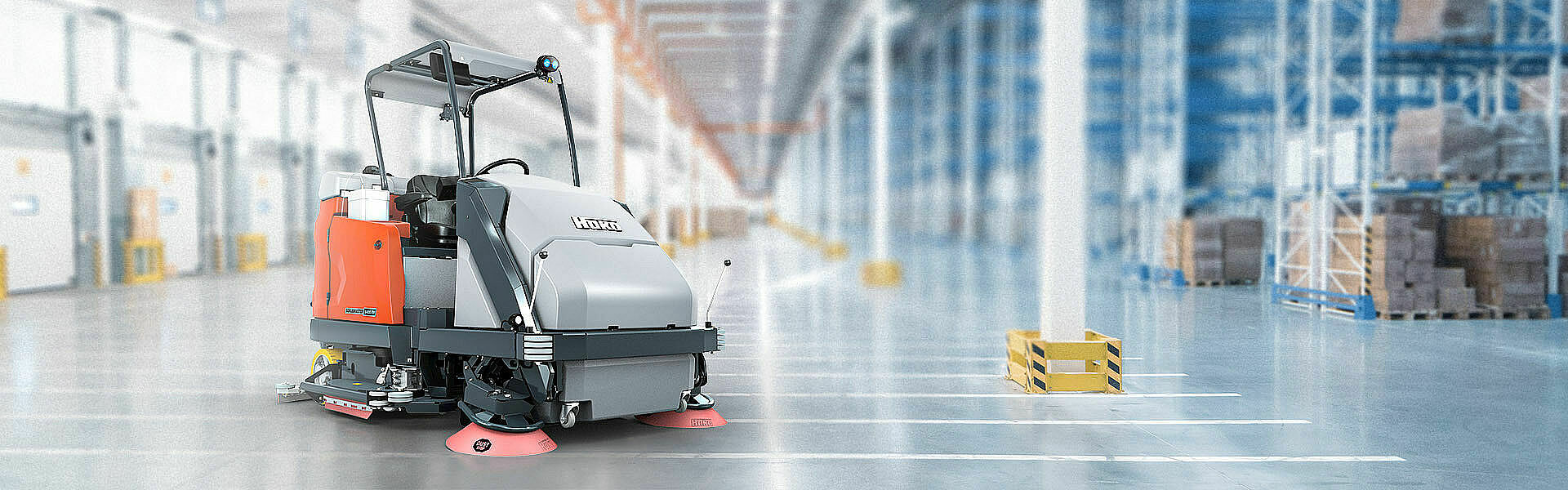 Reinigungsgerät beim Kehrsaugen bzw. Scheuersaugen in einer Lagerhalle.  
