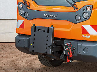 Kommunalfahrzeug mit System zum schnellen Wechsel von Vorbaugeräten.