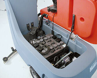 Tank und Technik einer Schrubbmaschine.