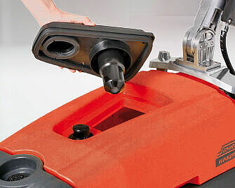 Reinigen des Tanks einer Wischmaschine.