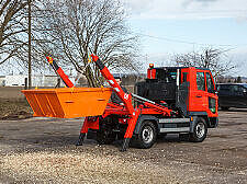 Geräteträger als Dreiseitenkipper bzw. Absetzkipper mit Container für Transport.