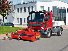 Geräteträger als Kehrmaschine dank Vorbau zum Saugkehren.