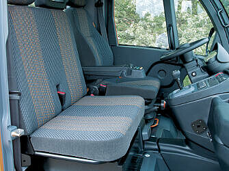 Kommunalfahrzeug in optional erweiterter Ausführung als Dreisitzer. 