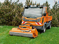 Lastenträger beim Einsatz auf einer Wiese bzw. in einer Grünanlage.