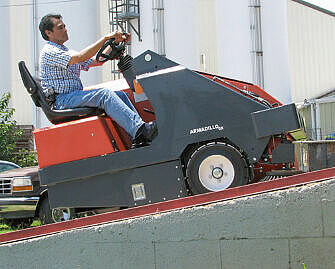 Hochleistungs-Kehrmaschine beim Reinigen einer Rampe.
